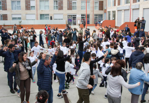 Máis dun cento de persoas desfrutan do Festival de Primavera das escolas de baile e música tradicional de Brión